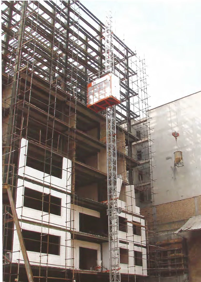 Elevador TRUEMAX instalado junto a la estructura de una obra, fotografía del catálogo del fabricante