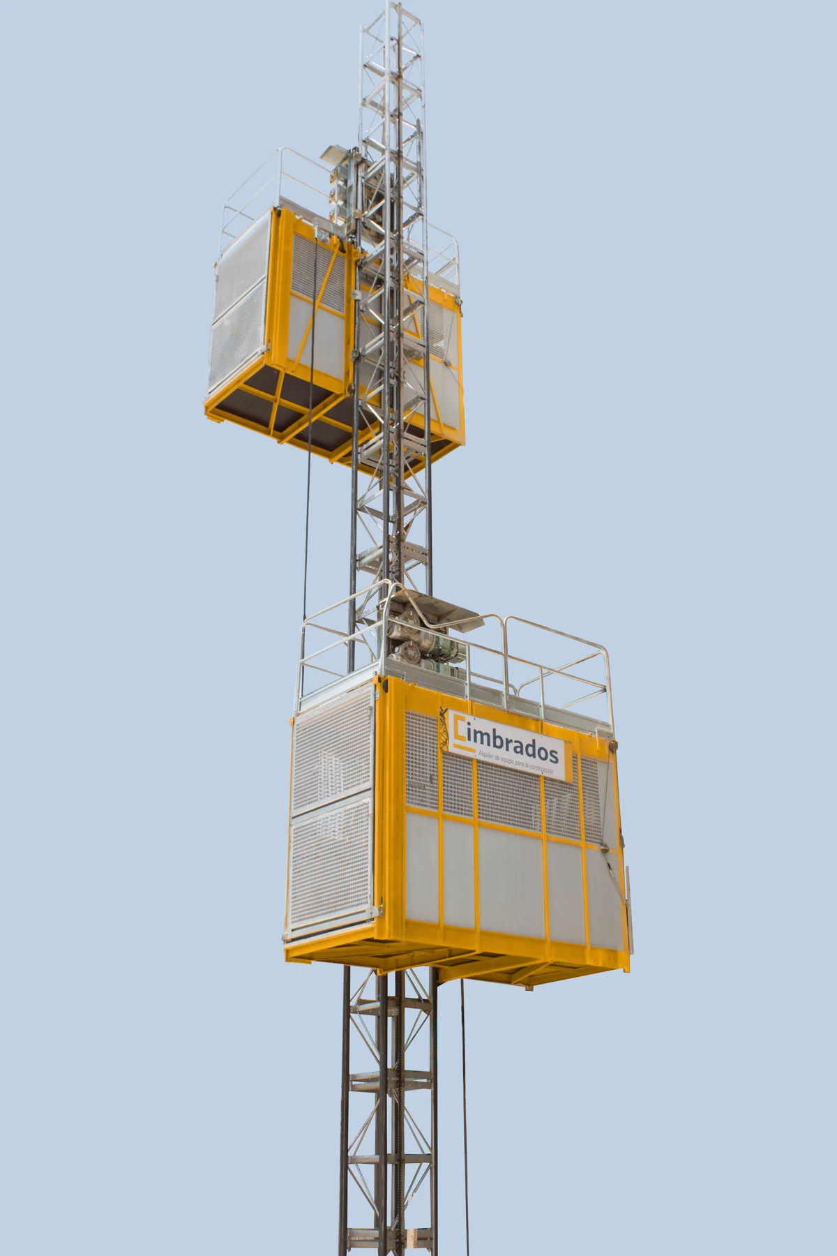 Elevador de cabinas para obra con la marca Cimbrados